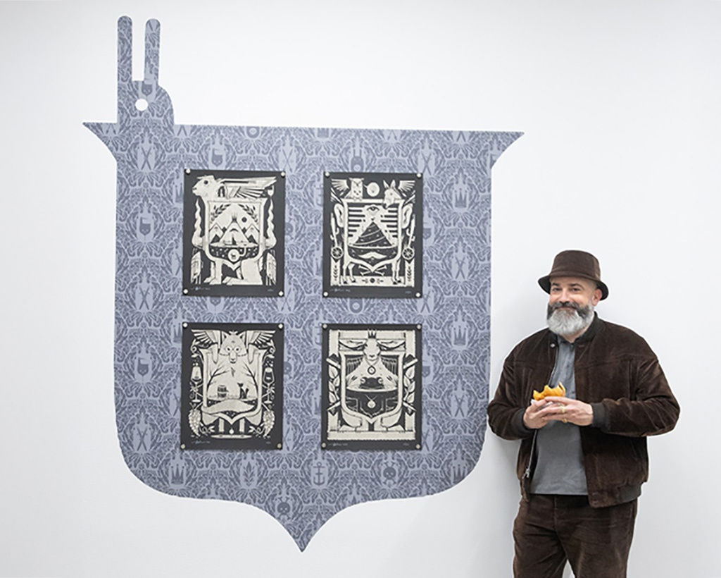 Image of artist Jeremy Fish eating a burger at the opening reception of his exhibition 