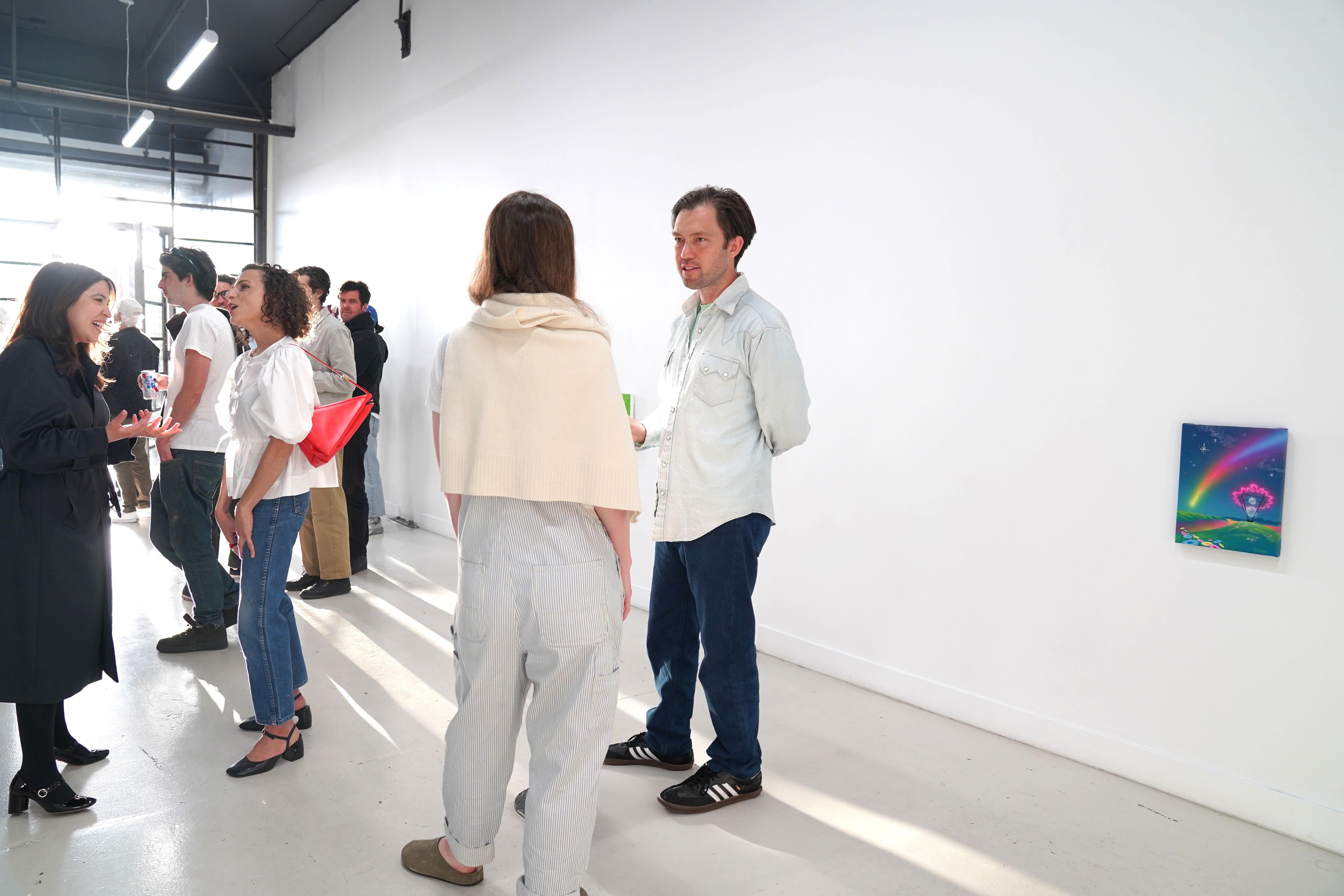 photo of a crowd of people in the art gallery