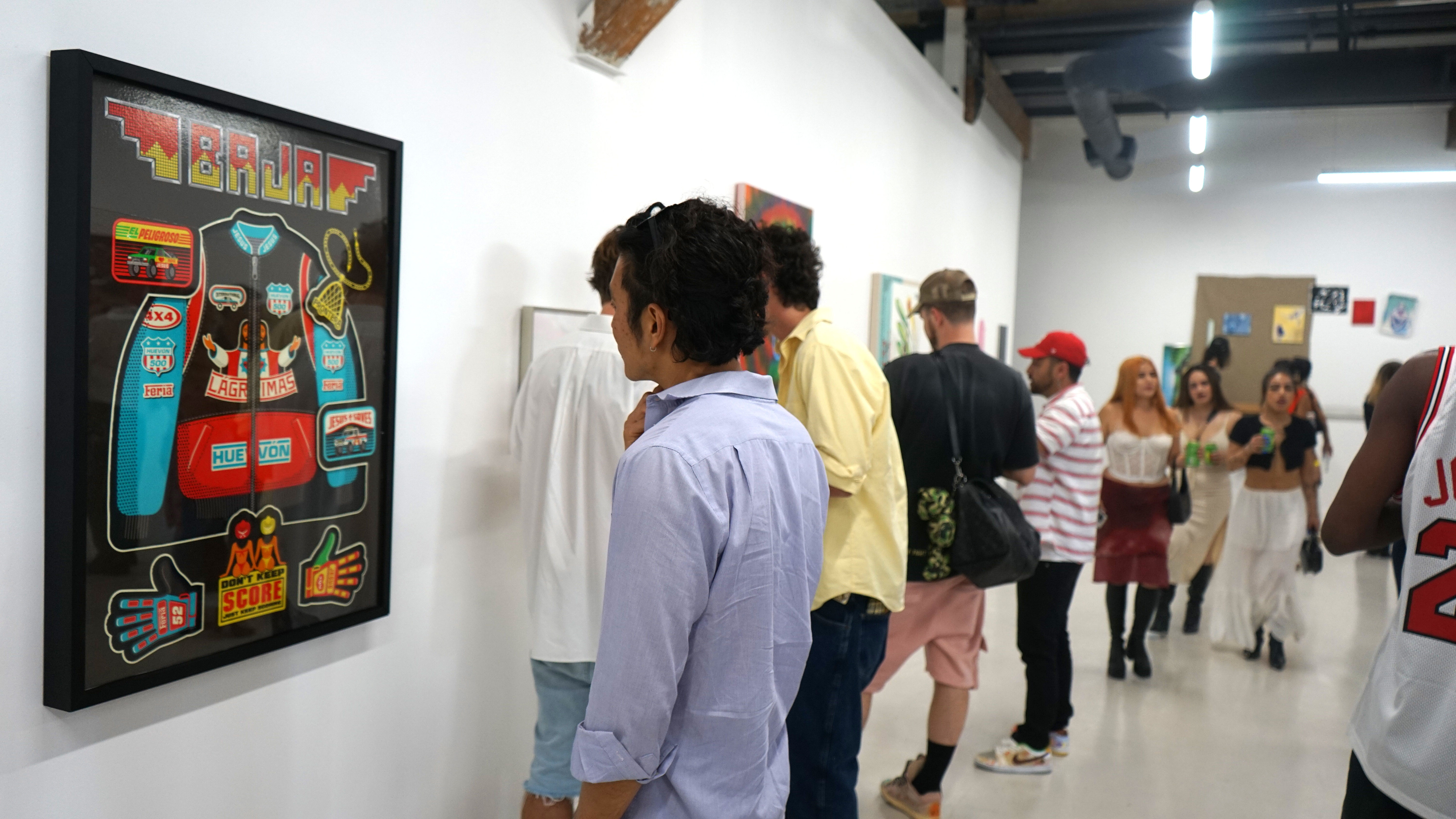 photo of a crowd of people in the art gallery