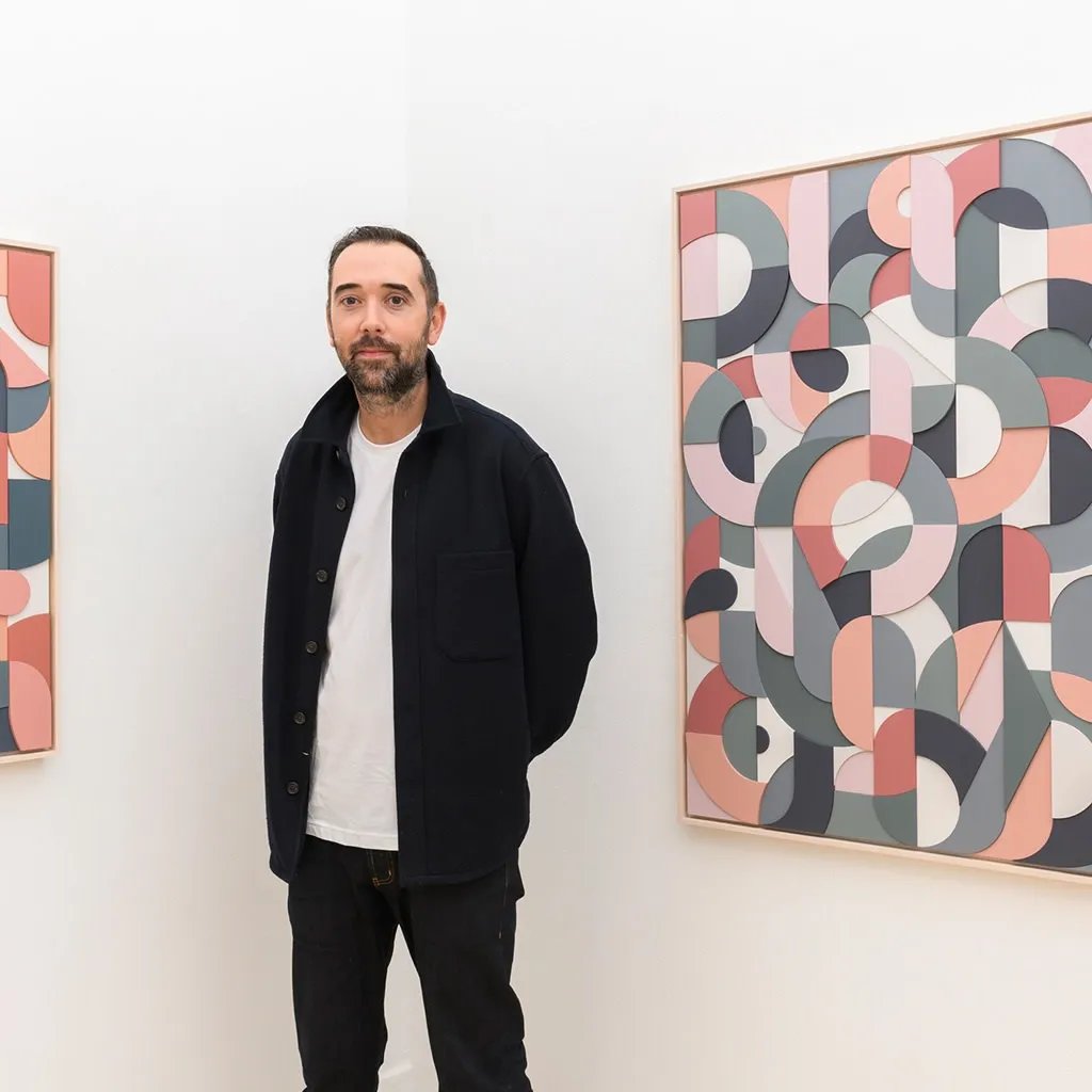 portrait of Scott Albrecht with his work