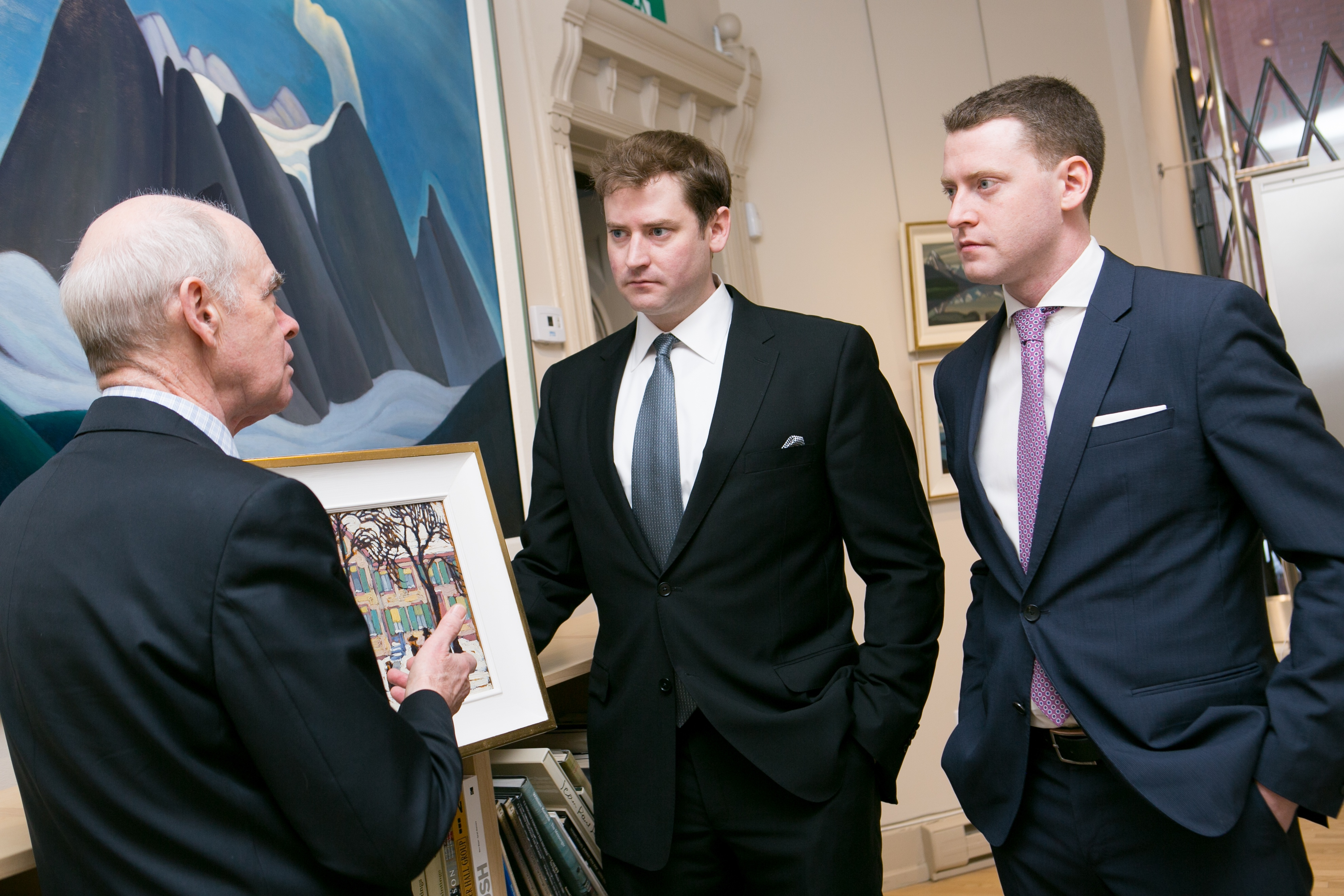 De gauche &agrave; droite : Alan, Jonathan et Craig Klinkhoff en avril 2017, lors de l&rsquo;exposition de notre vente phare  Lawren Harris et les grands ma&icirc;tres canadien / From left: Alan, Jonathan, and Craig Klinkhoff in April 2017 during our landmark selling exhibition 