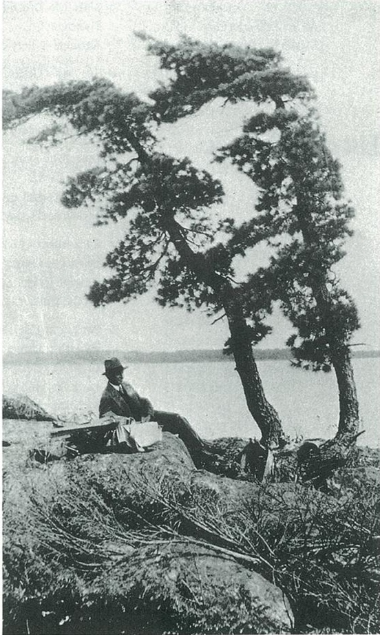 J.E.H. MacDonald sketching under the shade of a poplar tree during his trip to Sturgeon Bay in 1931.
