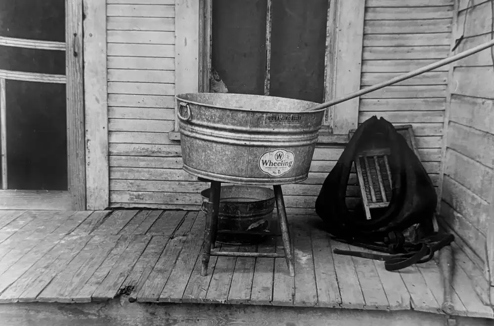 Ben Shahn, On the back porch of the Thaxton farmhouse, Mechanicsburg, Ohio, 1938