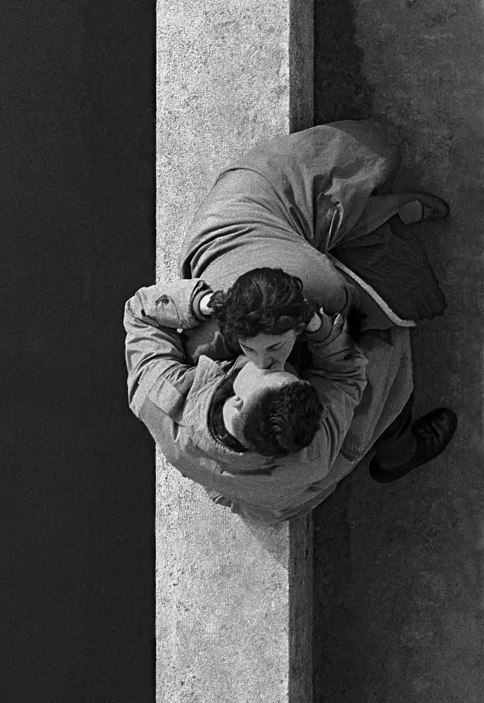 Frank Horvat, Quai du Louvre, Paris Couple, 1955