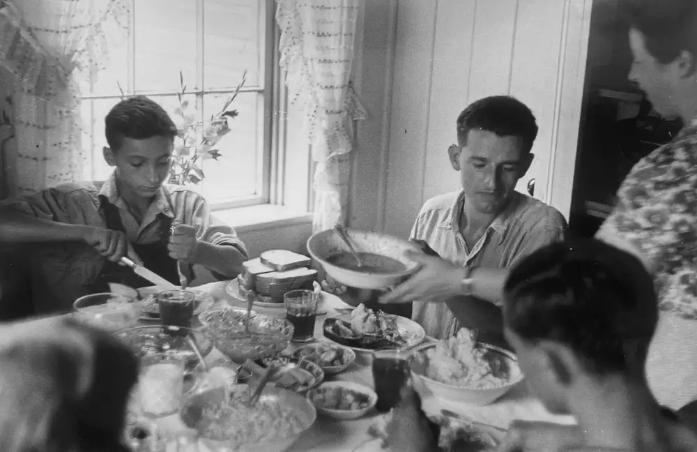 Ben Shahn, Dinner time during wheat harvest, central Ohio, 1938