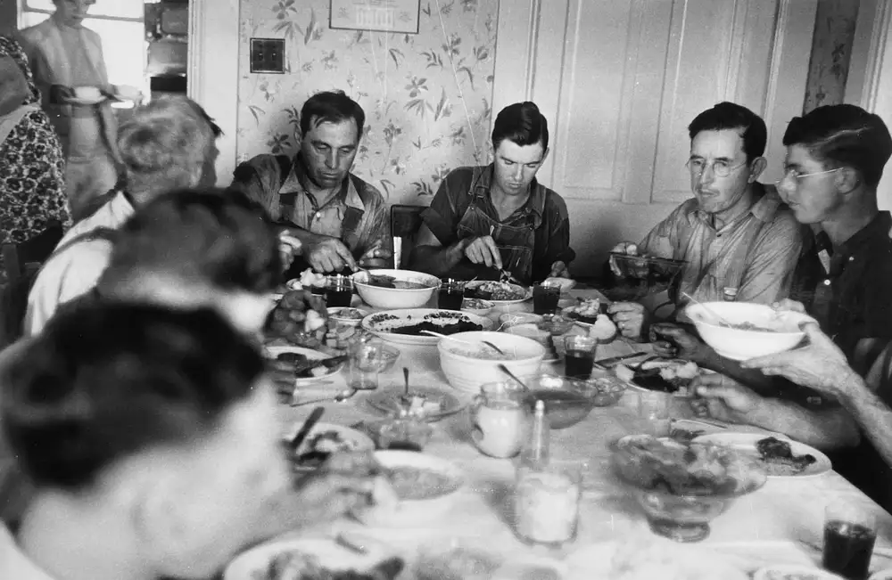 Ben Shahn, Dinner time during wheat harvest, central Ohio, 1938