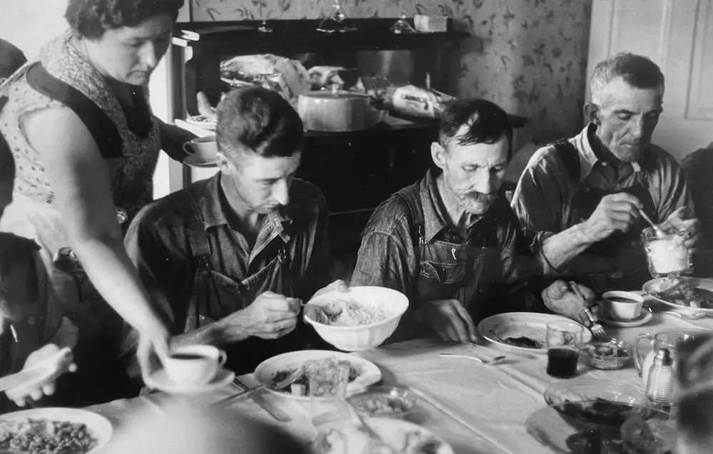 Ben Shahn, Dinner during wheat harvest time, central Ohio, 1938