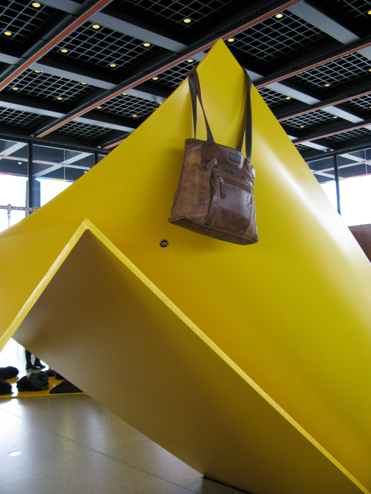 Vista de instalaci&amp;oacute;n de items in care of items, como parte de When things cast no shadow, 5&amp;ordf; Bienal de Berl&amp;iacute;n, Neue Nationalgalerie, 2008