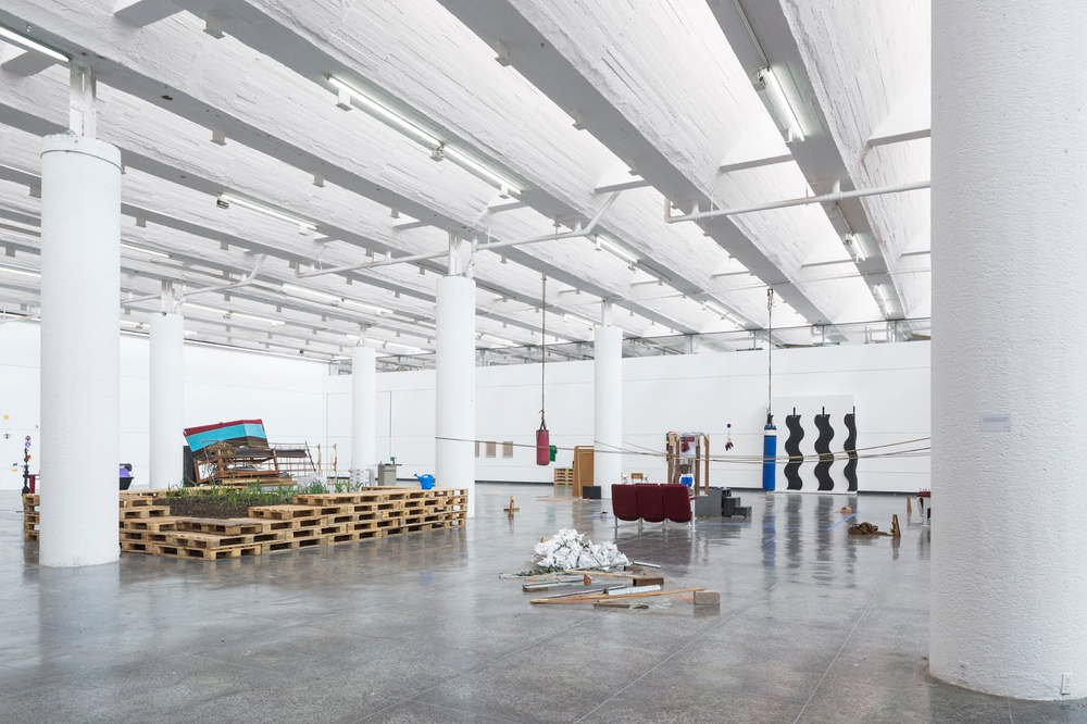 Abraham Cruzvillegas participa en MUCA en Ciudad de México con su exposición Autorreconstrucción: detritus