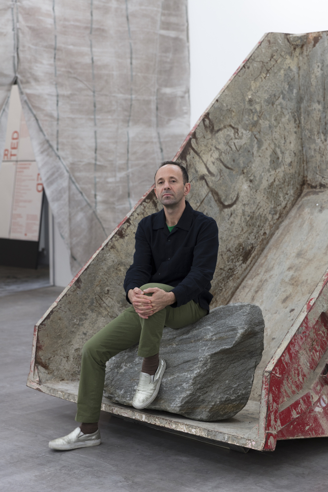 Retrato de Gabriel Kuri, 2019.
Foto de Andrea Rossetti.