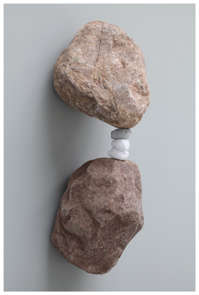 Vista de instalaci&amp;oacute;n de&amp;nbsp;Three Arrested Clouds&amp;nbsp;(2010), como parte de&amp;nbsp;ILLUMInations, 54&amp;ordf; Exposici&amp;oacute;n Internacional de Arte, Bienal de Venecia, 2011