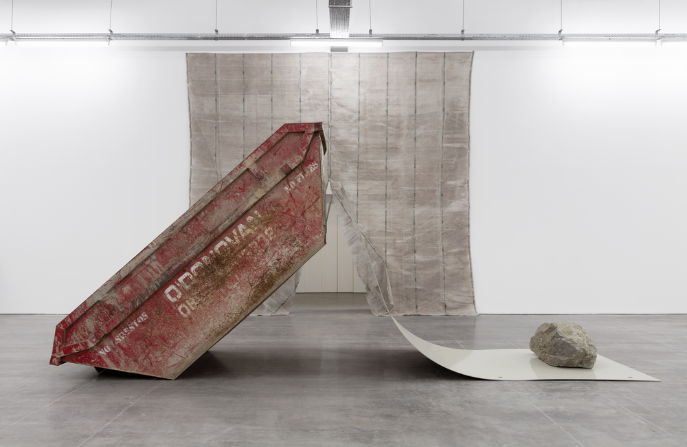 Vista de instalaci&amp;oacute;n de Gabriel Kuri: Sorted, Resorted, WIELS Contemporary Arts Center, Bruselas, B&amp;eacute;lgica, 2019