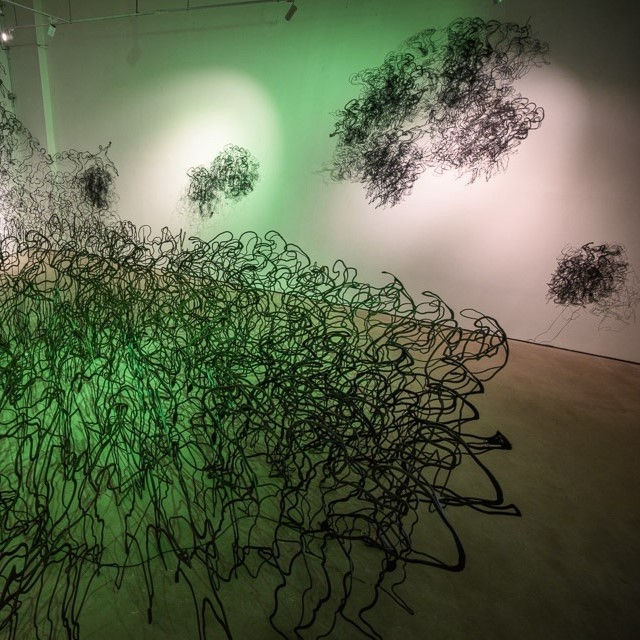 「作為人：經驗場域的鍛造」展場照，2025，Helutrans Artspace，新加坡。藝術家提供