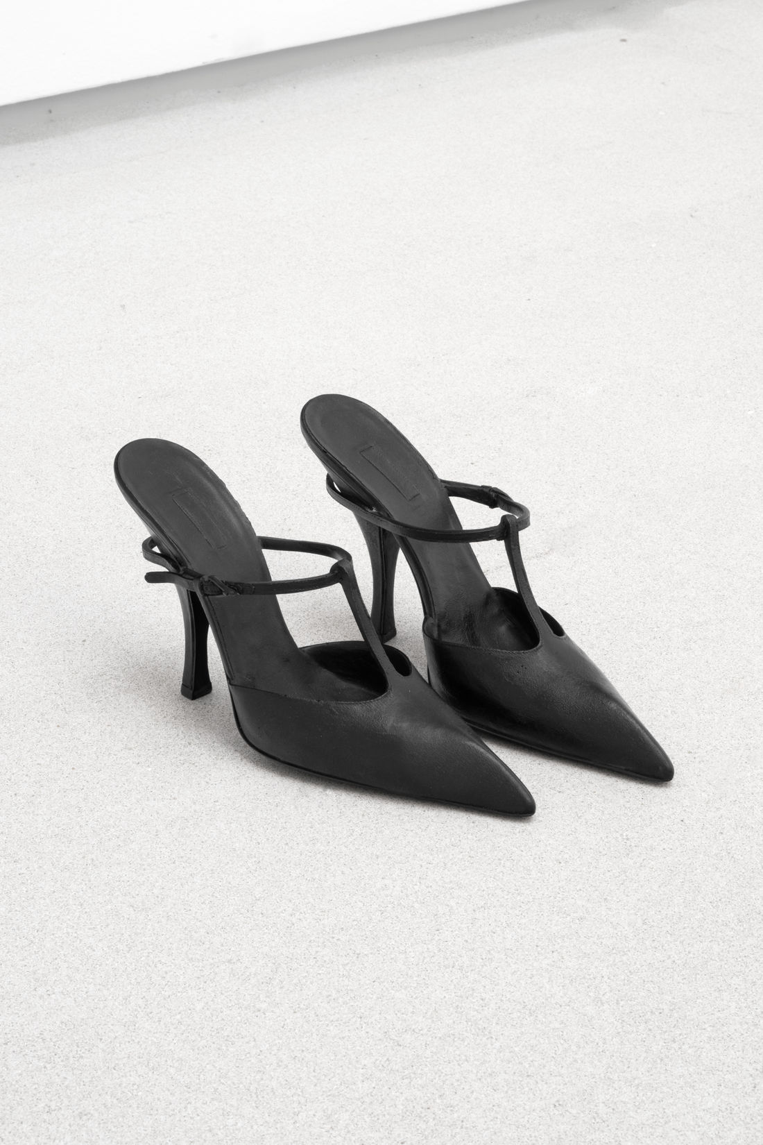 Sylvie Fleury ALAÏA Shoes, 2003 Bronze 17 x 23 x 7 cm (6.69 x 9.06 x 2.76 in) Ed. 2...