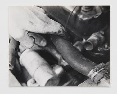 Alexis HUNTER Nina fixing her car, 1980 Gelatin silver print 20.2 x 25.3 cm