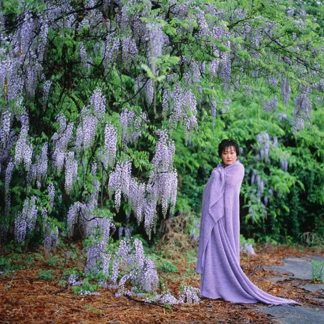 보라, 저 여자가 노래하고 춤춘다