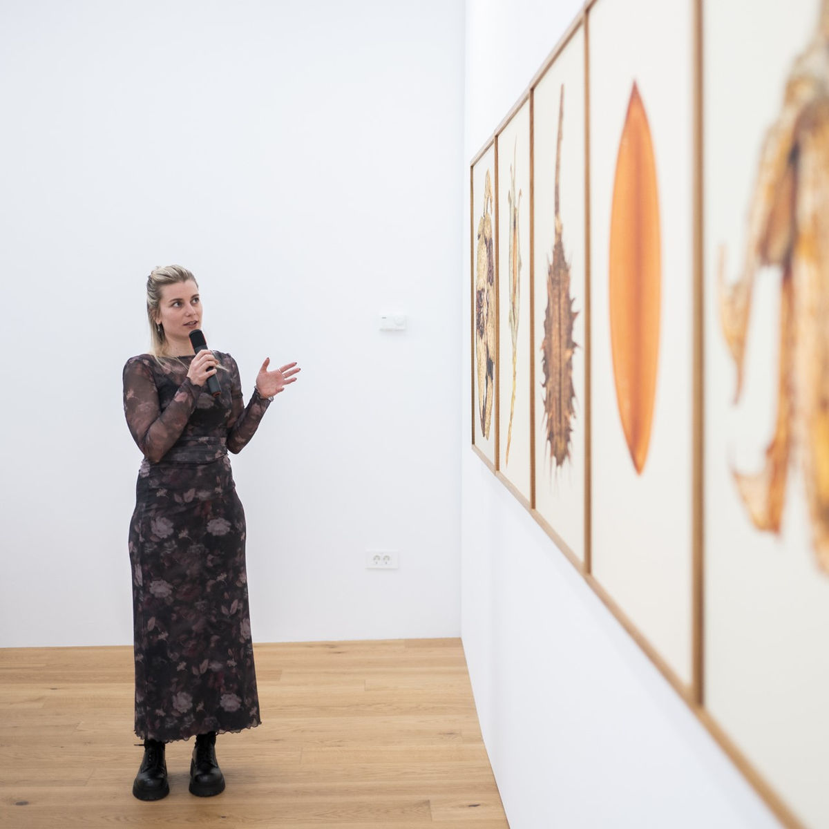 Vodeni ogled razstave Semena Tilyen Mucik z umetnico