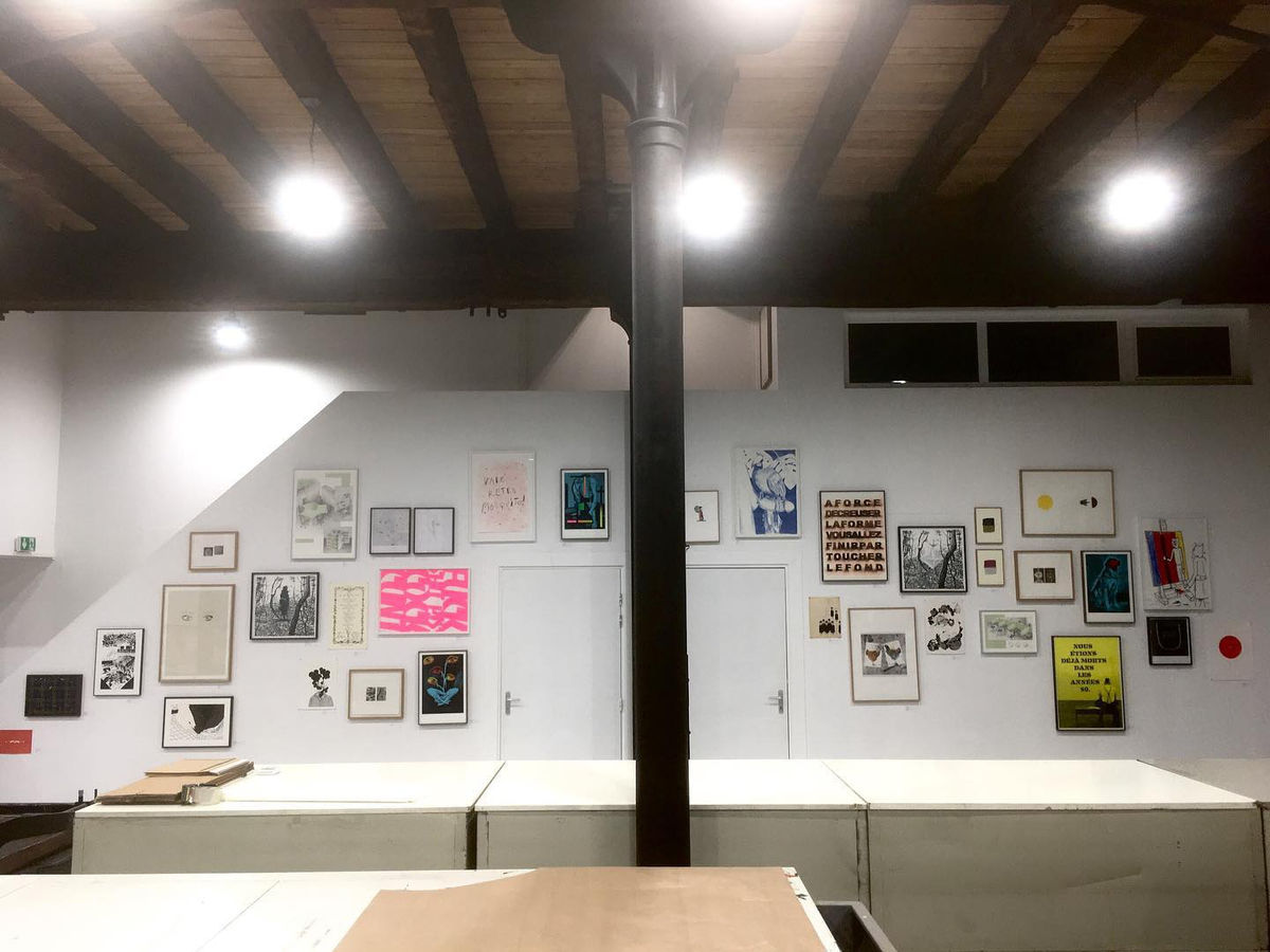 Vue de l'exposition "Small is Beautiful" à l'atelier TCHIKEBE en 2020, regroupant une vingtaine d'artistes tel que Pierre Belouïn, Lieven De Boeck, Damien Berthier, John Deneuve, Carlos Kusnir, Germain Schenkel, Alain Séchas, Gérard Traquandi, Thomas Tudo