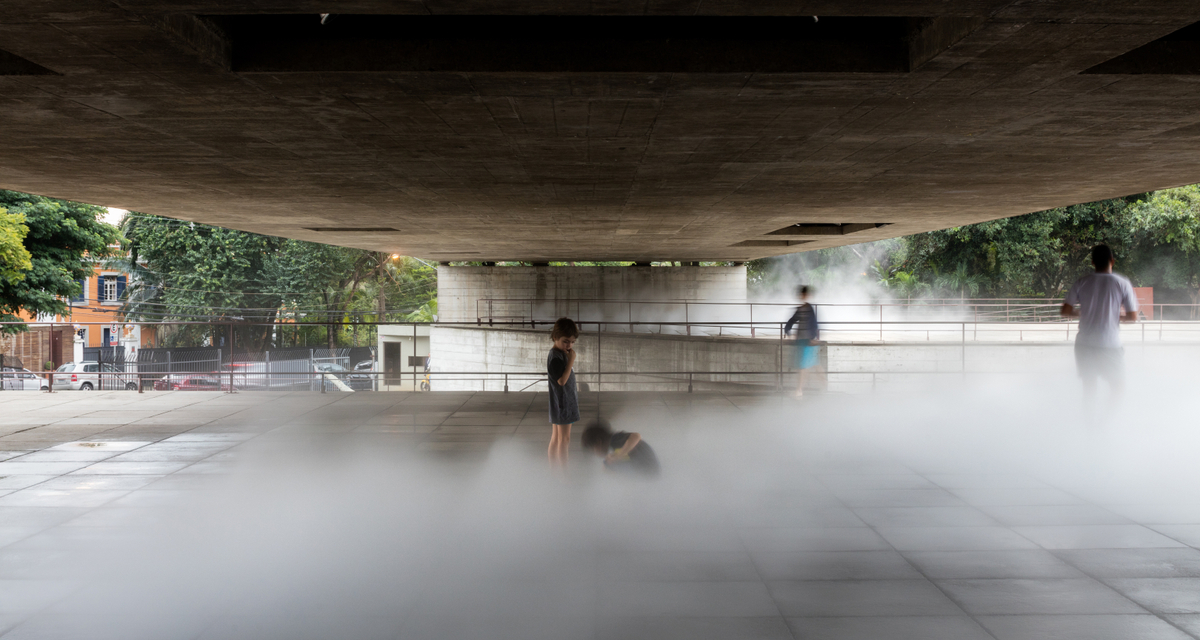 no ar | exposição pedra no céu