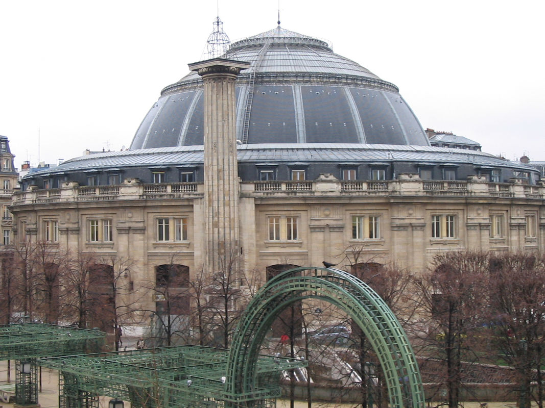 Bourse de Commerce de Paris et la colonne Médicis.