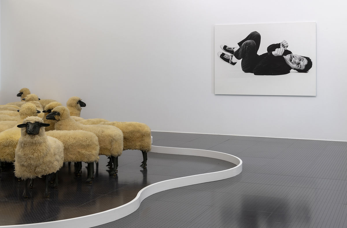 François-Xavier Lalanne, Troupeau de moutons, 1965/1979. Adagp, Paris, 2025 Maurizio Cattelan, Untitled, 1995. Courtesy Maurizio Cattelan’s Archive Photo : © Centre Pompidou-Metz / Marc Domage / 2025 / Exposition Dimanche sans fin