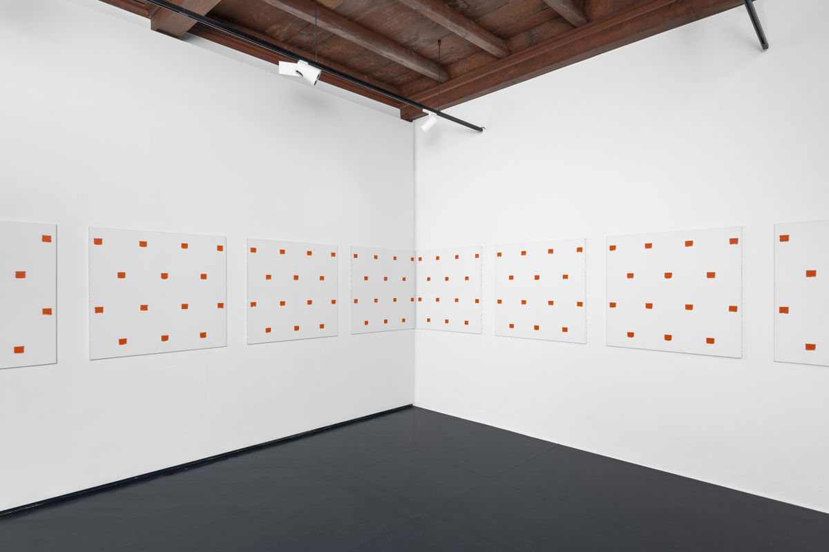 Niele Toroni. Impronte di pennello n. 50, dal 1959 al 2024 al Museo Casa Rusca: © Niele Toroni. 2025, ProLitteris, Zurich. Foto Cosimo Filippini