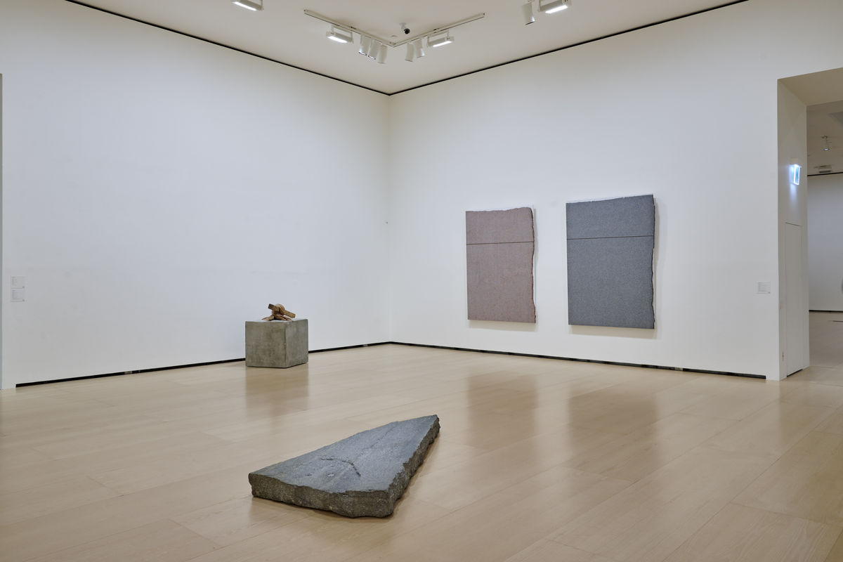 Installation view: "Giovanni Anselmo: Más allá del horizonte" at Guggenheim Bilbao