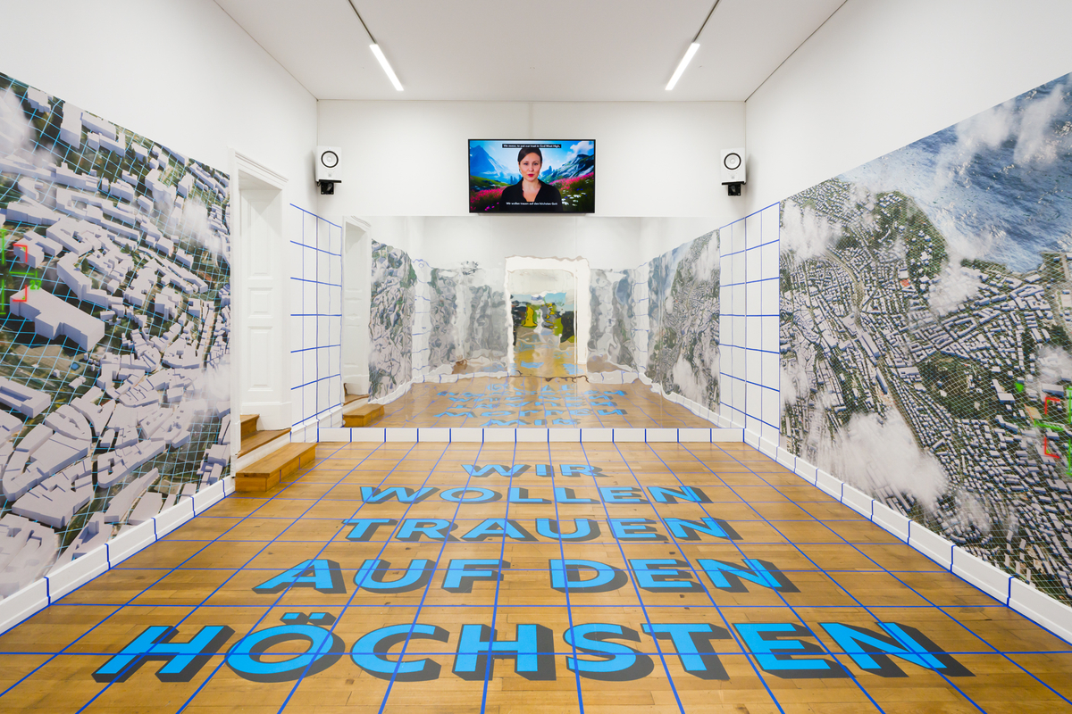 Exhibition view: Cemile Sahin, Gewehr im Schrank / Rifle in the Closet, Nassauischer Kunstverein Wiesbaden, 2023. Photo © Christian Lauer