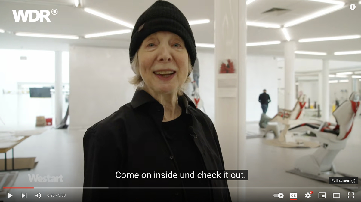 Medienkünstlerin Julia Scher in ihrer Ausstellung „Hochsicherheitsgesellschaft“ Westart | WDR