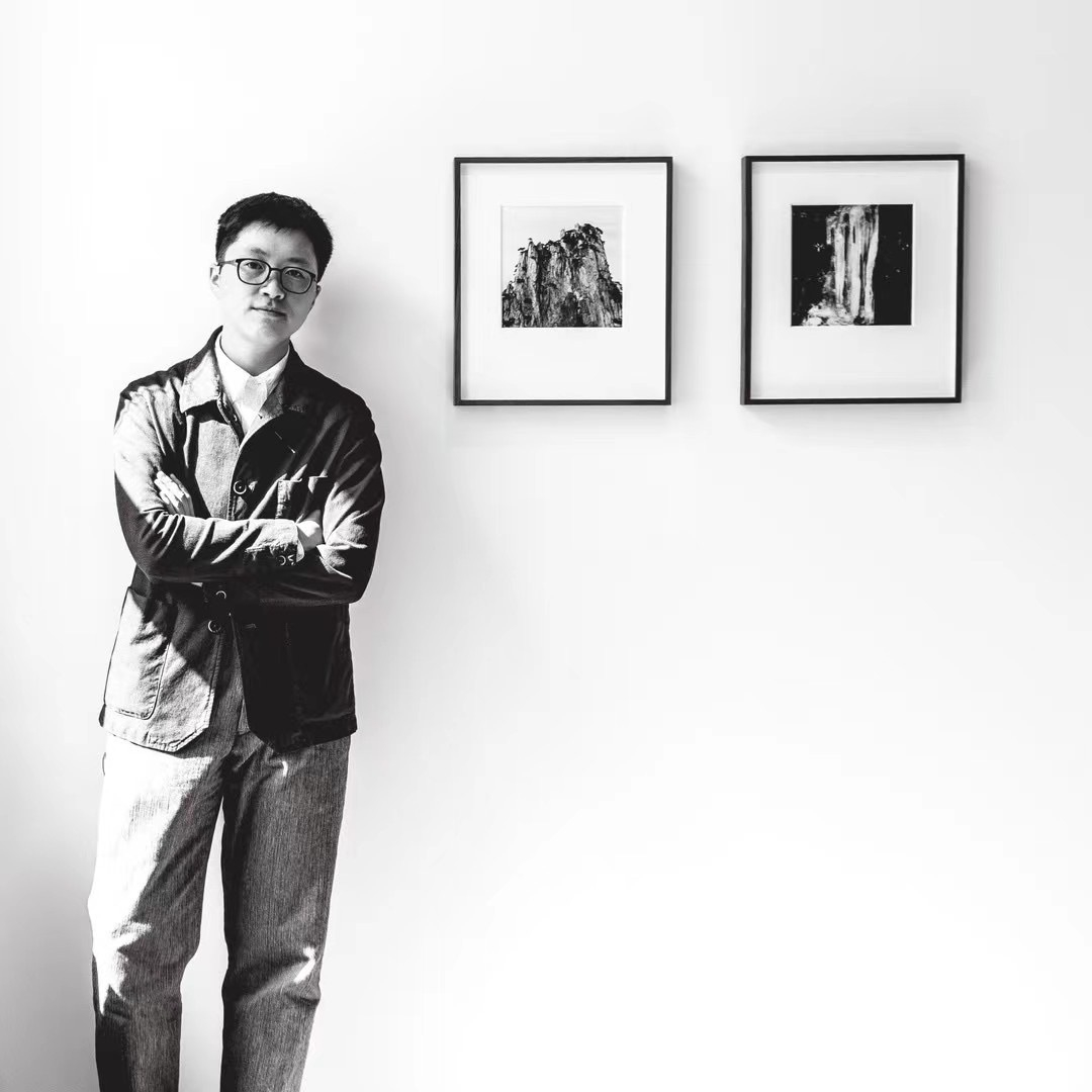 艺术家：叶冰 叶冰是一位来自杭州的艺术家，中国美术学院摄影系国际学术联络员，Imagimage摄影学术小组发起人，目前工作在伦敦和杭州，先后毕业于中国美术学院版画系与英国皇家艺术学院摄影系。叶冰的创作实践常通过以摄影媒介为主，探讨人类、自然、科技和历史的关系。主要涉及于当代和古典摄影（现代和古典图像历史）、东方传统美学在当代艺术的创作，摄影自然山水的表达，黑白摄影的表达与新体现。其摄影的创作从这样的背景出发，尝试从新的角度连接东方传统美学；其实践也同时包括了跨文化合作、艺术策展、出版等领域活跃。 叶冰的作品曾在中国、英国、意大利、挪威等多个空间展出。其最新系列作品《Archiving the Archive》获 MaisonFran&ccedil;aise d'Oxford 牛津法国文化中心收藏。