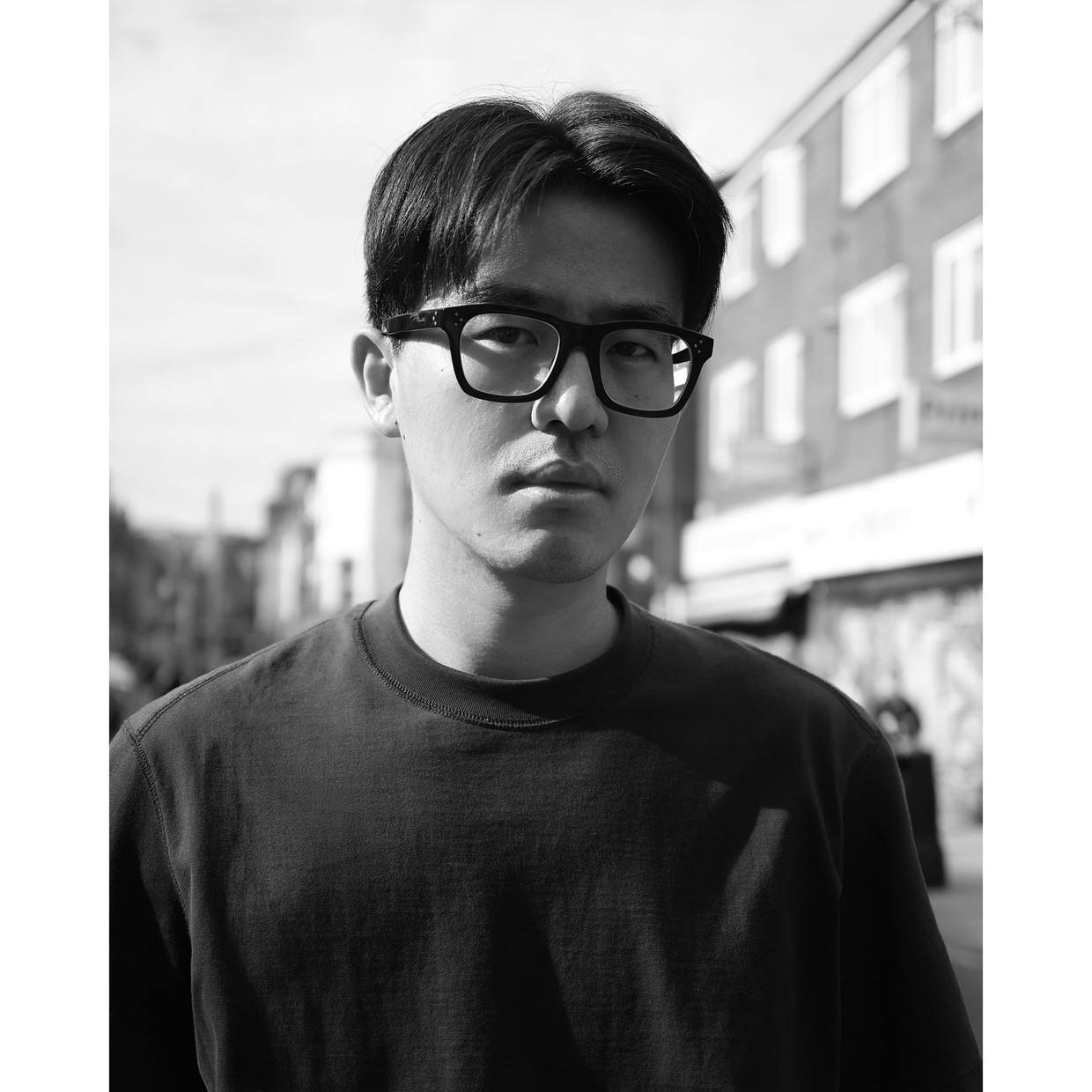 艺术家：韩笑 韩笑是一名生活与工作于伦敦和上海的摄影艺术家。2015年毕业于辽宁鲁迅美术学院摄影专业，获学士学位；2024年毕业于伦敦皇家艺术学院摄影专业，获硕士学位。他的创作以摄影作为方法论，探讨个体与社会、族群与环境之间的复杂关系。于他而言，影像不仅是记录与再现，更是研究、对话与介入的工具。其作品常在现实经验与结构性问题之间穿梭，既关注日常生活的细节，也触及社会发展的宏观语境。近年来，他将视角集中于探索社会进程如何塑造群体的处境与身份边界，以及个体如何在矛盾与张力中寻找生存策略。通过长期田野拍摄、影像档案与开放性叙事的结合，韩笑尝试用作品去让观看成为再思考社会关系与生存条件的现场。 他的作品曾展出于中国三影堂摄影艺术中心（2021），丽水国际摄影节（2021），手工书《Invisible Conversation》在英国泰特美术馆（Tate Modern）展出（2024）。他还获得了多项国际摄影奖项，包括2022年ND国际摄影奖荣誉提名，以及2023年LensCulture艺术摄影奖决赛入围。