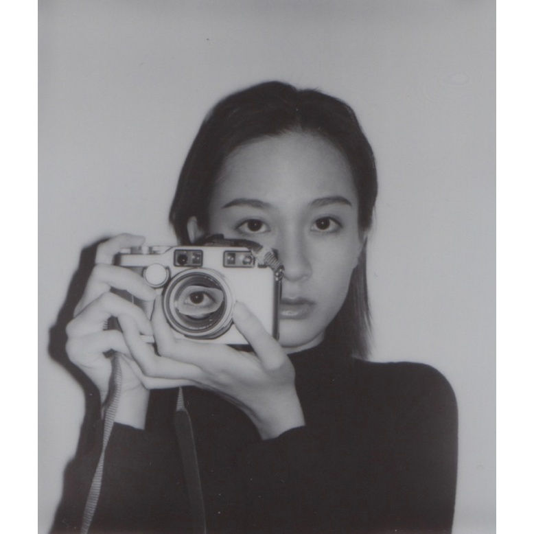 艺术家：雷文晴骜 雷⽂晴骜出⽣于成都，先后毕业于纽约帕森斯艺术学院和伦敦皇家艺术学院。她的作品曾在世界各地展出，包括伦敦、纽约、巴黎、成都、东京、柏林、阿姆斯特丹、阿尔勒、佛罗伦萨等地的画廊、博物馆及摄影节等（英国皇家艺术研究院、东京都美术馆、阿尔勒LUMA博物馆,、泰特现代艺术博物馆书展、纽约世贸中⼼、阿姆斯特丹Unseen摄影节等）。 她曾获得第⼀届Dior新锐摄影师桂冠、未来艺术家奖、欧洲摄影奖、Art Olympia评委特别奖、Phmuseum摄影艺术基⾦等国际性奖项。她的作品刊登于众多出版物，如纽约时报、Vogue、Dazed、数码摄影杂志等，并被众多私⼈⼈与机构收藏。