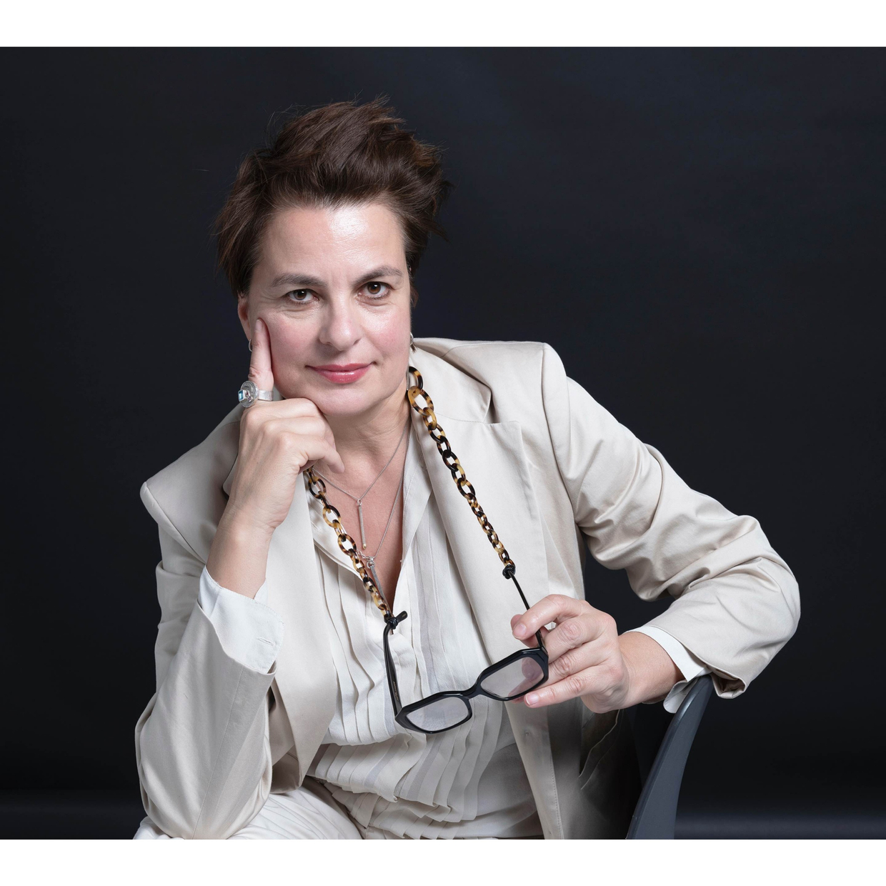 策展人：鲁特&middot;布利斯&middot;卢森堡 鲁特&middot;布利斯&middot;卢森堡（Rut Blees Luxemburg）是英国皇家艺术学院城市美学方向教授，并领导长期项目&ldquo;空间价值催化&rdquo;（Spatial Value Catalyst），致力于推动公共艺术与城市共建。 卢森堡的作品关注艺术与城市的交汇，常以大画幅摄影、公共艺术装置及歌剧式场景构建，重塑城市意象。其作品被伦敦泰特现代美术馆、巴黎蓬皮杜中心、悉尼新南威尔士州美术馆等众多公共机构收藏，她也曾在法国、德国、印度等国举办过个展，其以北京与伦敦城市森林为主题的大型公共艺术作品《银色森林》永久陈列于伦敦威斯敏斯特市政厅外立面。 卢森堡有多部著作，此外，她还领导了艺术研究项目《未来档案》，该项目与赫尔佐格和德梅隆建筑事务所（Herzog & de Meuron）设计的皇家艺术学院新校区建设同步展开，以摄影、档案收集与空间干预为方法，与建筑进程深度互文。 她也曾受邀担任天空艺术频道《摄影大师》节目嘉宾主持，并定期参与国际会议、学术讲座及评审工作。