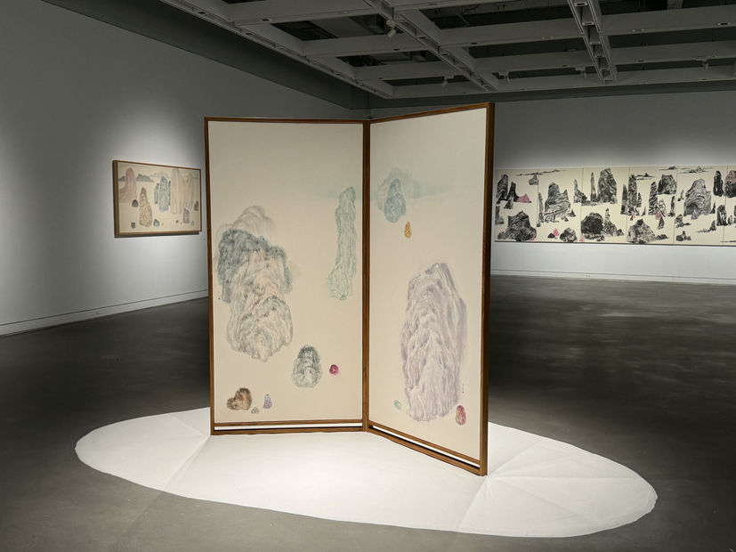 元漱＿袁慧莉的身・筆・墨，展場照，2024，高雄市立美術館，高雄，台灣。藝術家提供。 Essence Ablution: Inks, Brushes and Embodiment of YUAN Hui-Li’s Shanshui Painting, installation view, 2024, Kaohsiung Museum of Fine Arts, Kaohsiung, Taiwan. Courtesy of the artist.