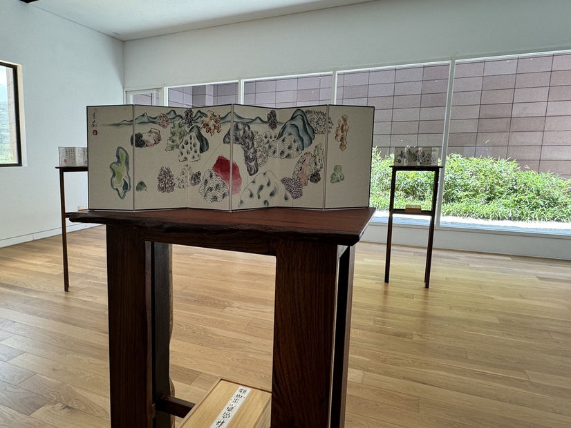 元漱＿袁慧莉的身・筆・墨，展場照，2024，高雄市立美術館，高雄，台灣。藝術家提供。 Essence Ablution: Inks, Brushes and Embodiment of YUAN Hui-Li’s Shanshui Painting, installation view, 2024, Kaohsiung Museum of Fine Arts, Kaohsiung, Taiwan. Courtesy of the artist.