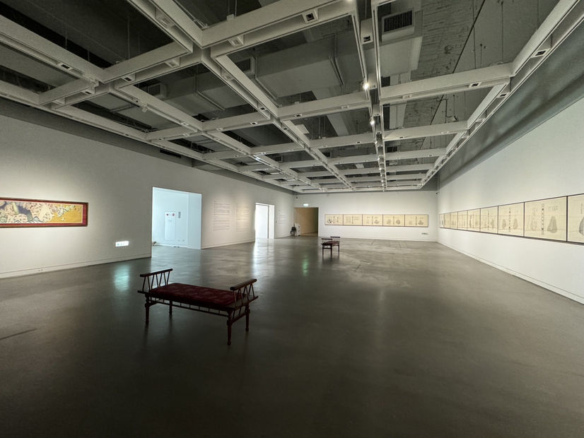 元漱＿袁慧莉的身・筆・墨，展場照，2024，高雄市立美術館，高雄，台灣。藝術家提供。 Essence Ablution: Inks, Brushes and Embodiment of YUAN Hui-Li’s Shanshui Painting, installation view, 2024, Kaohsiung Museum of Fine Arts, Kaohsiung, Taiwan. Courtesy of the artist.