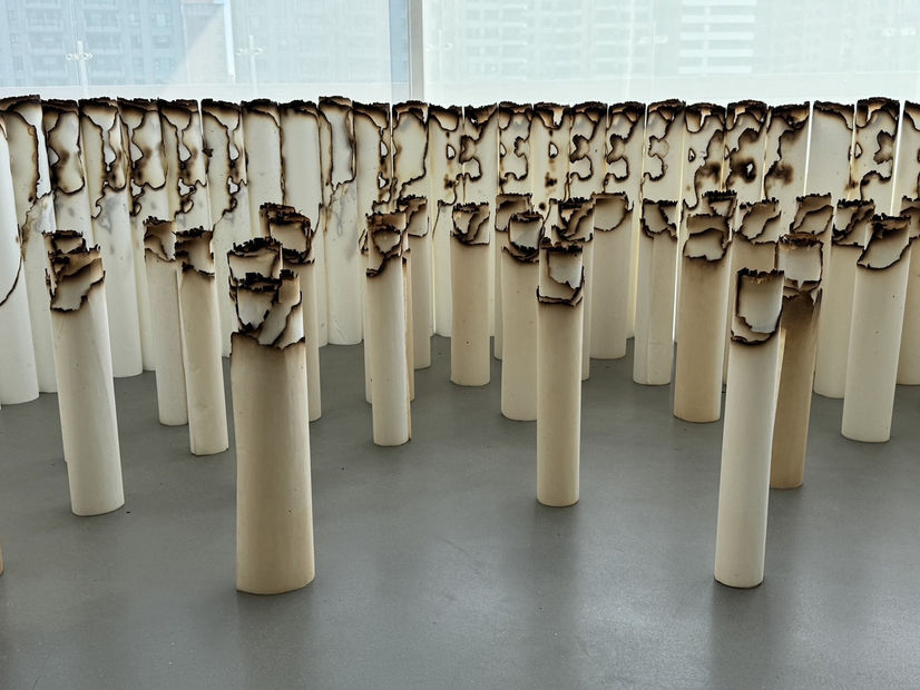 元漱＿袁慧莉的身・筆・墨，展場照，2024，高雄市立美術館，高雄，台灣。藝術家提供。 Essence Ablution: Inks, Brushes and Embodiment of YUAN Hui-Li’s Shanshui Painting, installation view, 2024, Kaohsiung Museum of Fine Arts, Kaohsiung, Taiwan. Courtesy of the artist.