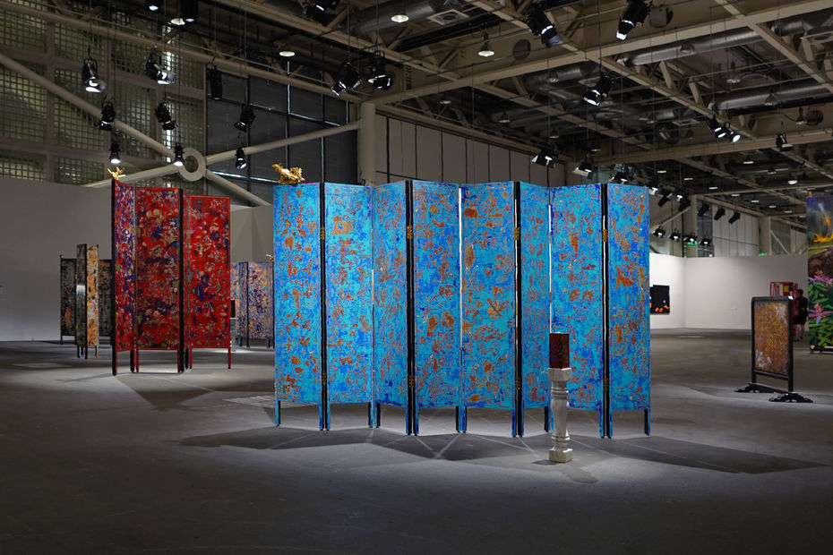 Su Meng-Hung’s large-scale folding screen installation Desolate Landscape on the Golden Screens in the Unlimited sector of Art Basel in Basel, 2025, Basel, Switzerland. © Tina Keng Gallery 蘇孟鴻作品《殘山剩水鬧金屏》於瑞士巴塞爾藝術展「意象無限」（Unlimited）展區展場照，2025，巴塞爾，瑞士。© 耿畫廊