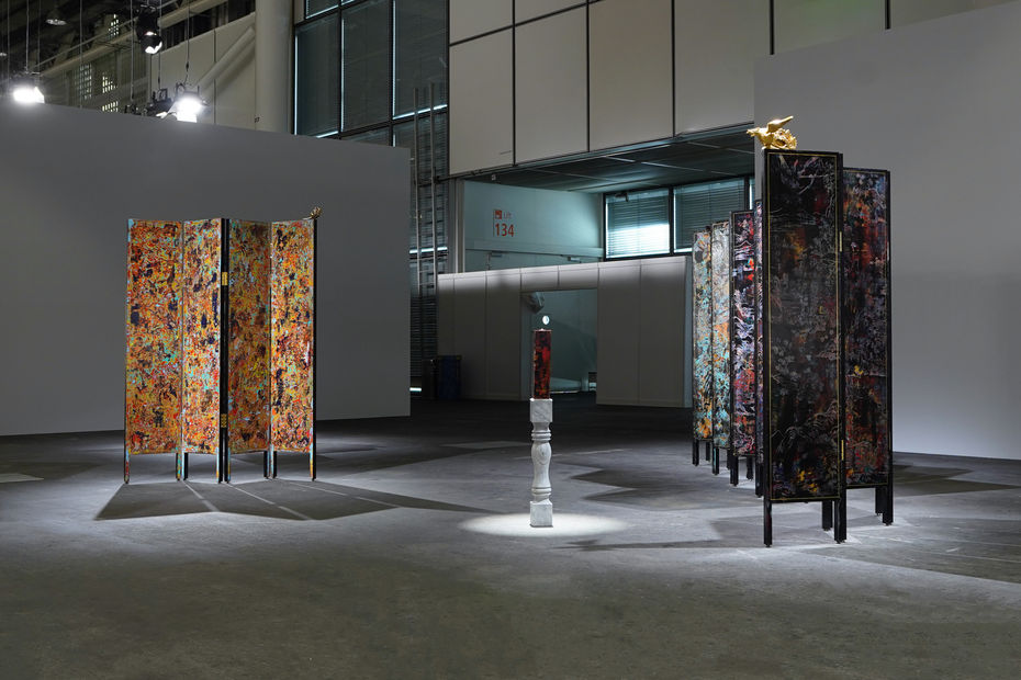 Su Meng-Hung’s large-scale folding screen installation Desolate Landscape on the Golden Screens in the Unlimited sector of Art Basel in Basel, 2025, Basel, Switzerland. © Tina Keng Gallery 蘇孟鴻作品《殘山剩水鬧金屏》於瑞士巴塞爾藝術展「意象無限」（Unlimited）展區展場照，2025，巴塞爾，瑞士。© 耿畫廊