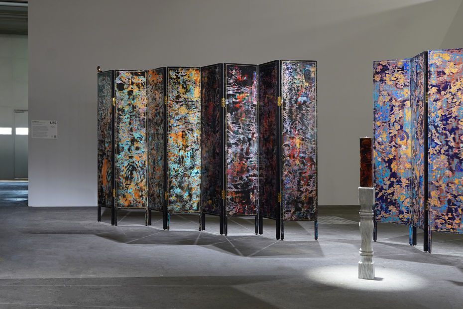 Su Meng-Hung’s large-scale folding screen installation Desolate Landscape on the Golden Screens in the Unlimited sector of Art Basel in Basel, 2025, Basel, Switzerland. © Tina Keng Gallery 蘇孟鴻作品《殘山剩水鬧金屏》於瑞士巴塞爾藝術展「意象無限」（Unlimited）展區展場照，2025，巴塞爾，瑞士。© 耿畫廊