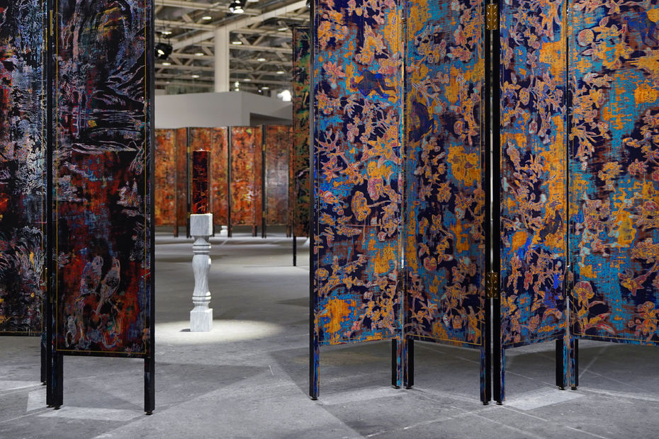 Su Meng-Hung’s large-scale folding screen installation Desolate Landscape on the Golden Screens in the Unlimited sector of Art Basel in Basel, 2025, Basel, Switzerland. © Tina Keng Gallery 蘇孟鴻作品《殘山剩水鬧金屏》於瑞士巴塞爾藝術展「意象無限」（Unlimited）展區展場照，2025，巴塞爾，瑞士。© 耿畫廊