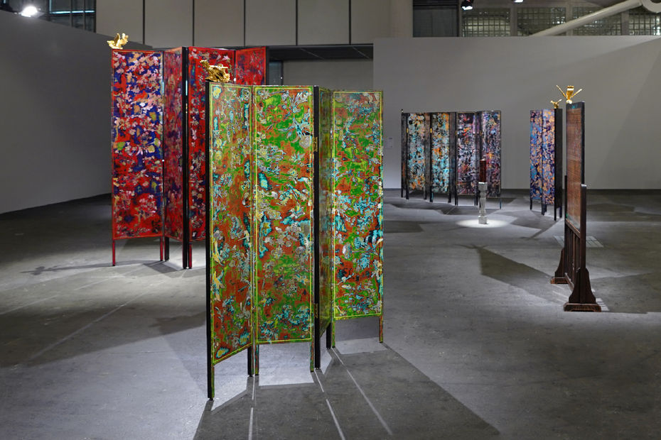 Su Meng-Hung’s large-scale folding screen installation Desolate Landscape on the Golden Screens in the Unlimited sector of Art Basel in Basel, 2025, Basel, Switzerland. © Tina Keng Gallery 蘇孟鴻作品《殘山剩水鬧金屏》於瑞士巴塞爾藝術展「意象無限」（Unlimited）展區展場照，2025，巴塞爾，瑞士。© 耿畫廊