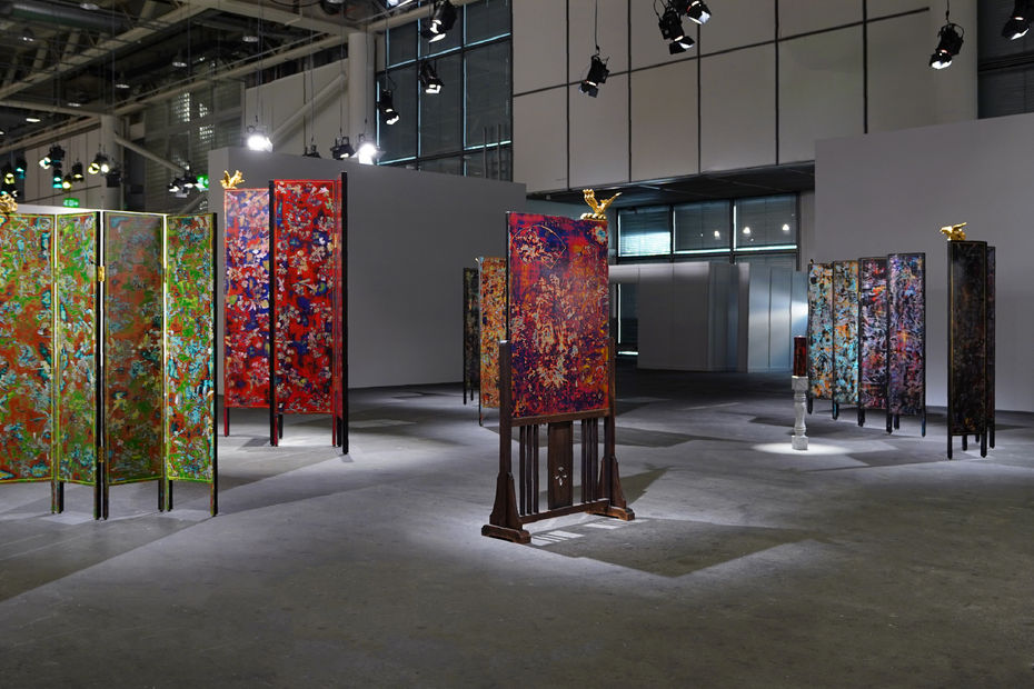 Su Meng-Hung’s large-scale folding screen installation Desolate Landscape on the Golden Screens in the Unlimited sector of Art Basel in Basel, 2025, Basel, Switzerland. © Tina Keng Gallery 蘇孟鴻作品《殘山剩水鬧金屏》於瑞士巴塞爾藝術展「意象無限」（Unlimited）展區展場照，2025，巴塞爾，瑞士。© 耿畫廊