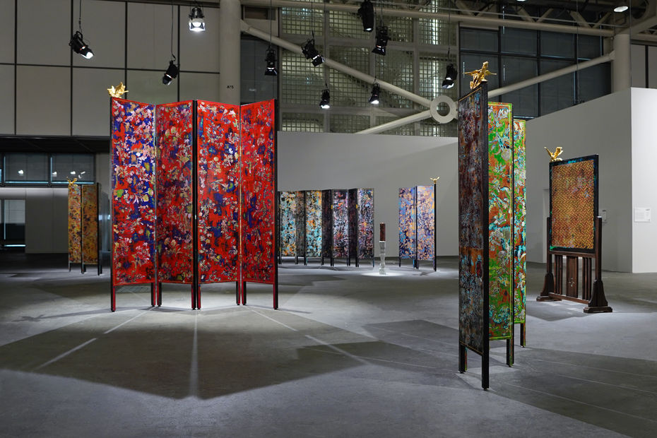 Su Meng-Hung’s large-scale folding screen installation Desolate Landscape on the Golden Screens in the Unlimited sector of Art Basel in Basel, 2025, Basel, Switzerland. © Tina Keng Gallery 蘇孟鴻作品《殘山剩水鬧金屏》於瑞士巴塞爾藝術展「意象無限」（Unlimited）展區展場照，2025，巴塞爾，瑞士。© 耿畫廊