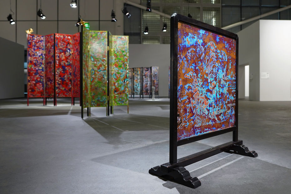 Su Meng-Hung’s large-scale folding screen installation Desolate Landscape on the Golden Screens in the Unlimited sector of Art Basel in Basel, 2025, Basel, Switzerland. © Tina Keng Gallery 蘇孟鴻作品《殘山剩水鬧金屏》於瑞士巴塞爾藝術展「意象無限」（Unlimited）展區展場照，2025，巴塞爾，瑞士。© 耿畫廊