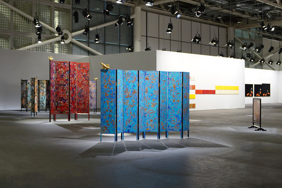 Su Meng-Hung’s large-scale folding screen installation Desolate Landscape on the Golden Screens in the Unlimited sector of Art Basel in Basel, 2025, Basel, Switzerland. © Tina Keng Gallery 蘇孟鴻作品《殘山剩水鬧金屏》於瑞士巴塞爾藝術展「意象無限」（Unlimited）展區展場照，2025，巴塞爾，瑞士。© 耿畫廊