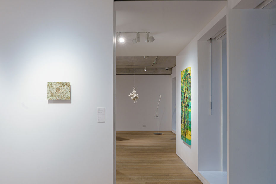 李若玫作品《蟲徑》於「抒情．暴：倫敦當代臺灣藝術展」展場照，2025，Frieze No. 9 Cork Street，倫敦，英國