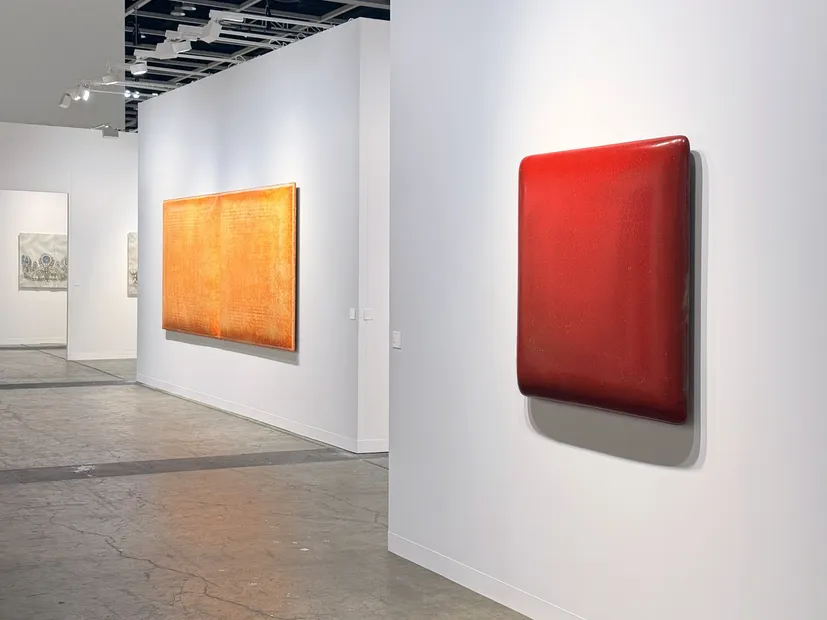 蘇笑柏作品於香港巴塞爾藝術博覽會，展場照，2026，香港會議展覽中心，香港。 Su Xiaobai&rsquo;s works at Art Basel Hong Kong, installation view, 2026, Hong Kong Convention and Exhibition Centre, Hong Kong.