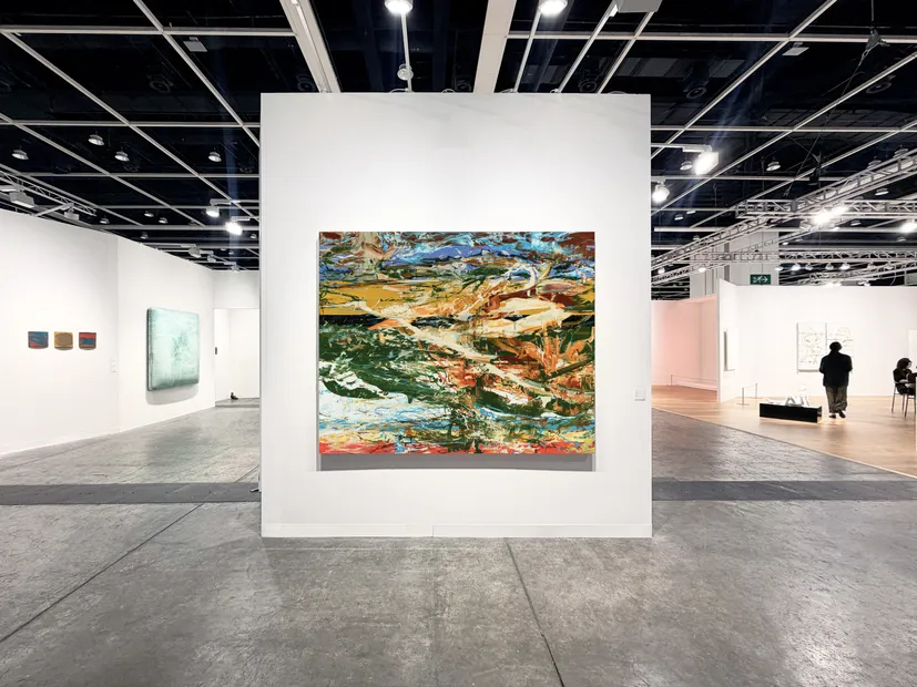 薛保瑕作品《應對 - 太魯閣族》於香港巴塞爾藝術博覽會，展場照，2026，香港會議展覽中心，香港 Ava Hsueh's work Reaction - Truku at Art Basel Hong Kong, installation view, 2026, Hong Kong Convention and Exhibition Centre, Hong Kong.