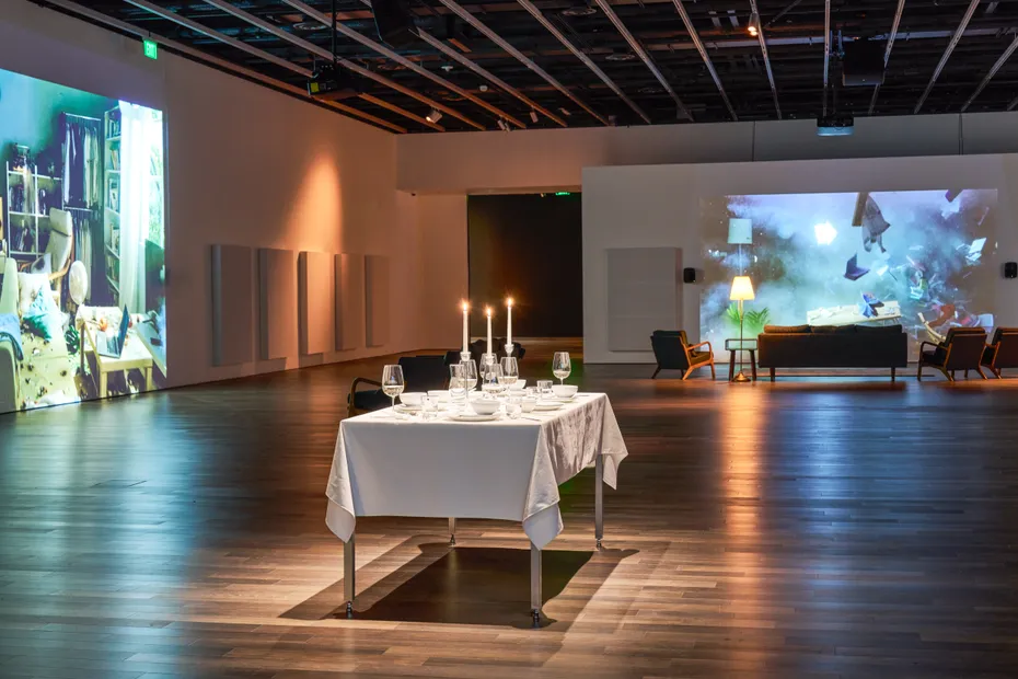 Kevin Candland 攝影，舊金山亞洲藝術博物館提供。 Installation view of Yuna Goang-Ming: Everyday War, 2025, courtesy Asian Art Museum of San Francisco. Photo by Kevin Candland.